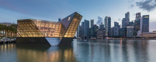 Lighted polyhedral building Louis Vuitton in Singapore — Postmodern Art